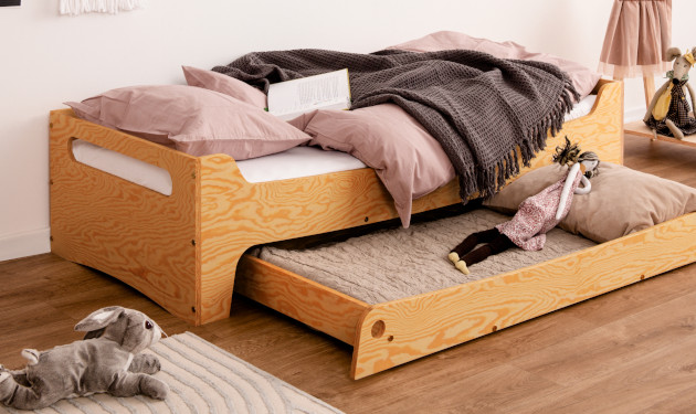 Holzbett TILA 10 mit offener Schublade aus Kiefernsperrholz in lackierter Holzfarbe